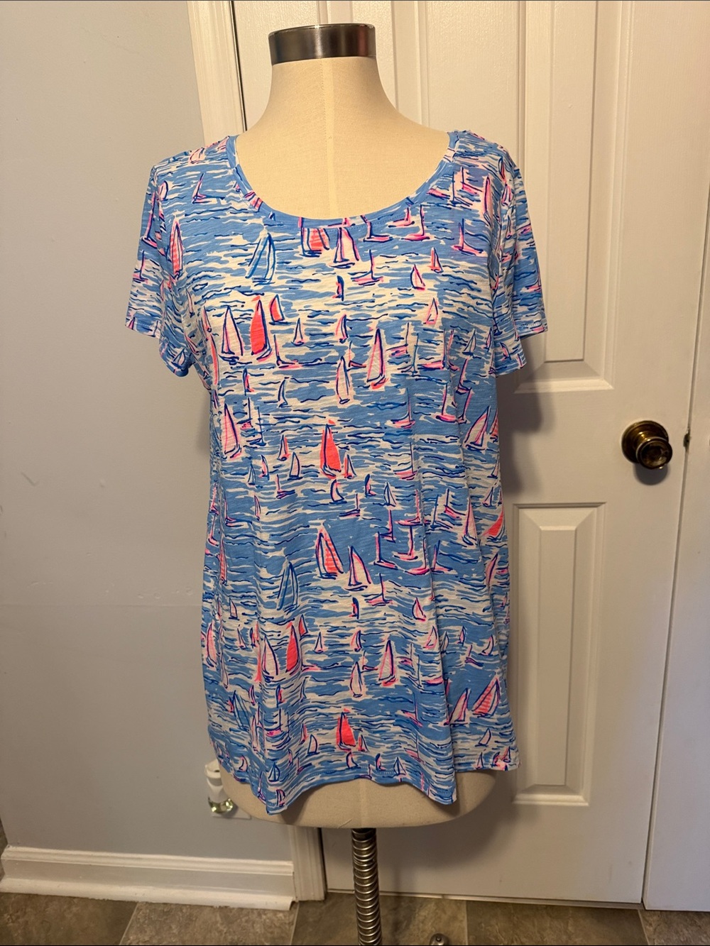 Lilly Pulitzer Etta scoop neck Boatylicious Nautical Sailboat Short Sleeve Tee
